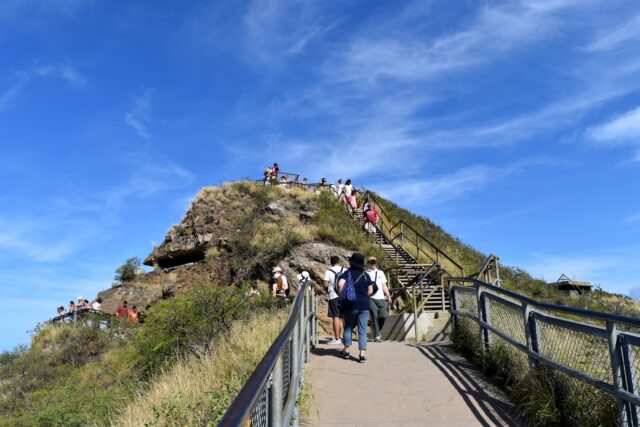 ハワイ　ダイヤモンドヘッド　ハイキングツアー　オプショナルツアー　日本語ガイド　