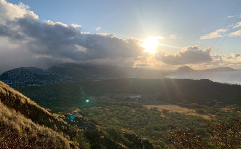 ダイヤモンドヘッド,ハイキング、朝日