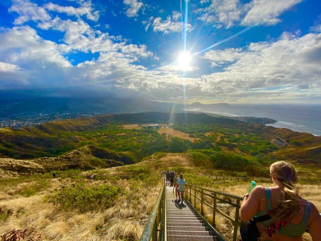 【ハワイ/朝日】土曜日限定！360度美しい景色に感動☆ハワイで最も有名な『ダイヤモンドヘッド』片道シャトルツアー
