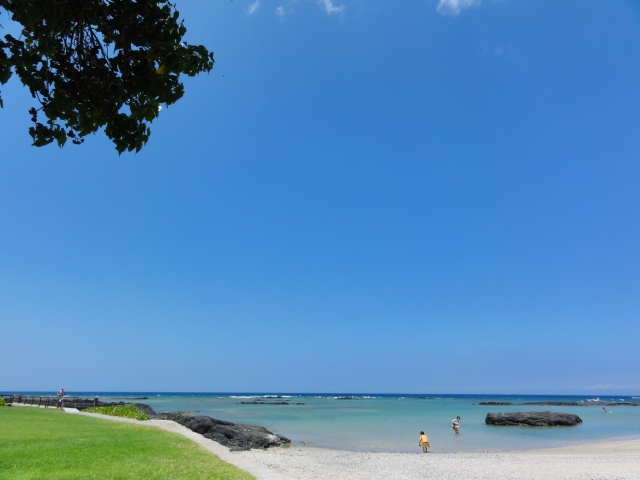 ハワイの美しい海と青空のビーチ