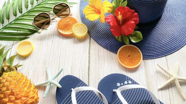 サングラス 麦わら帽子 ビーチサンダル 持ち物