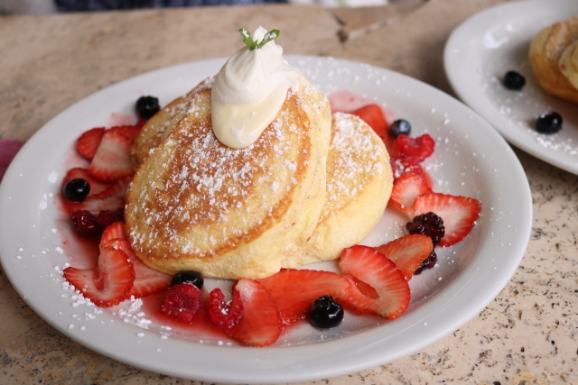 新鮮なフルーツを使ったパンケーキ