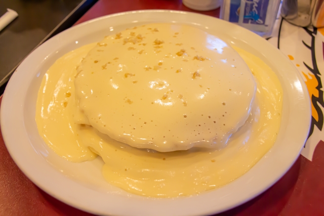 ナッツソースとクリームのパンケーキ