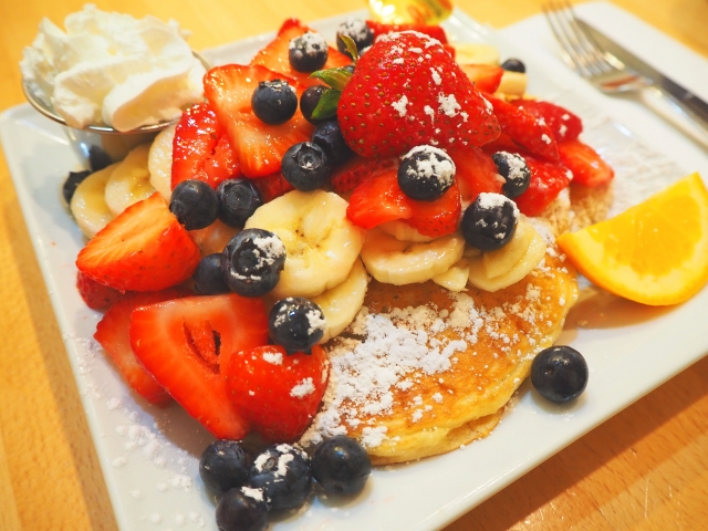 バナナとベリーのパンケーキ