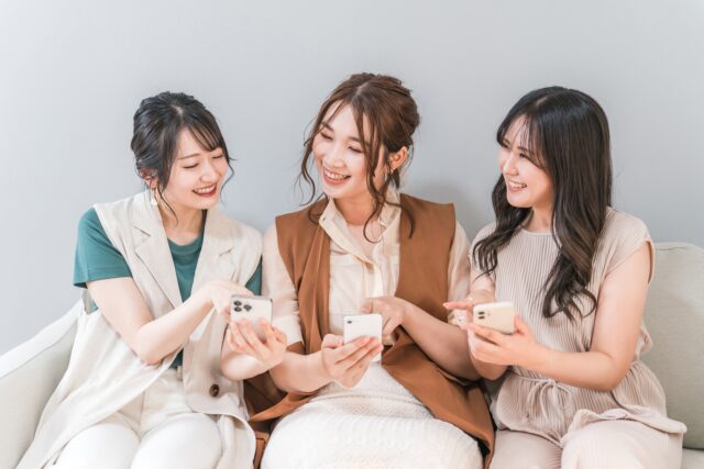 旅行検索 予約する女性たち