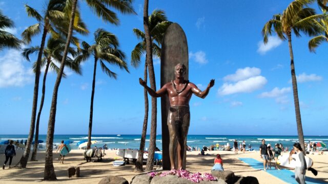 ハワイ ワイキキビーチ デューク・カハナモク像