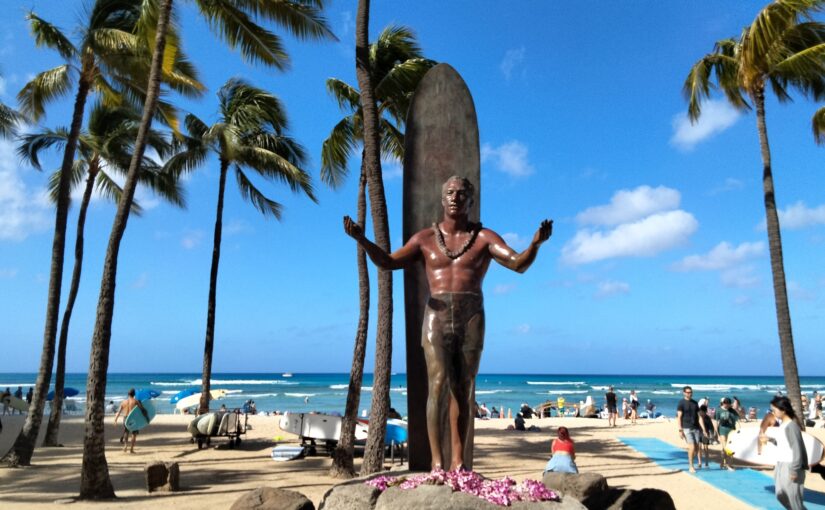 ハワイ　ワイキキビーチ　デューク・カハナモク像