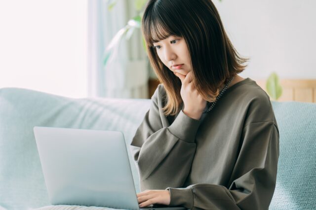 予約　考える女性