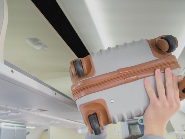 飛行機　荷物　持ち込み　キャリーケース