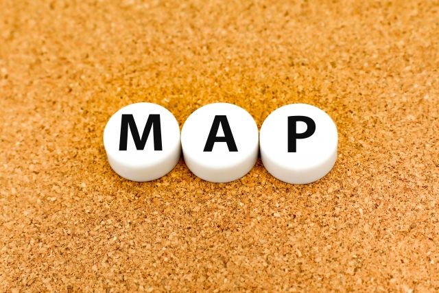 コルクの上にある地図「MAP」で道順を検索する