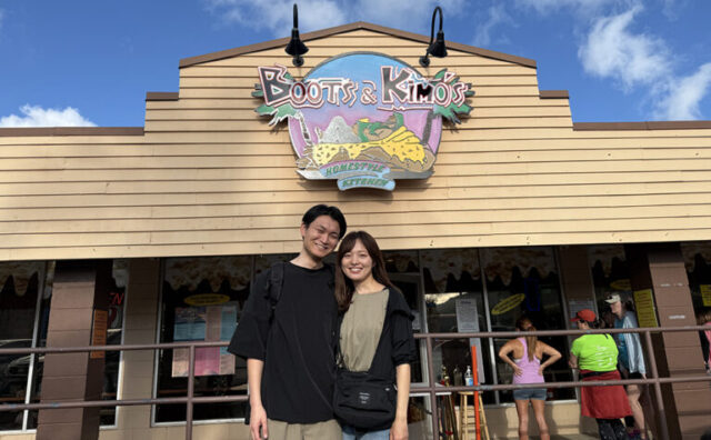 人気パンケーキ店「ブーツ&キモズ」の店舗前で写真を撮るカップル