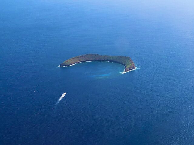 マウイ島沖に浮かぶ三日月形のモロキニ島と青い海